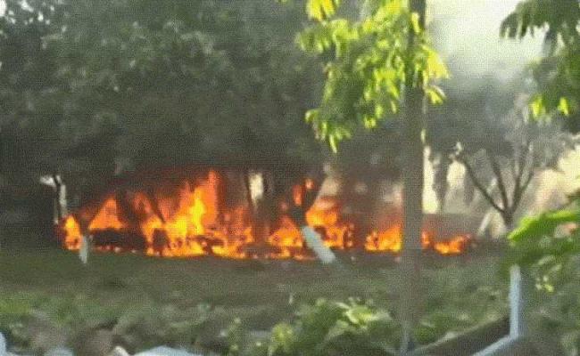 कालियागंज दुष्कर्म मामला: प्रदर्शनकारियों ने थाने में लगाई आग, कई गाड़ियां आग के हवाले, लाठीचार्ज