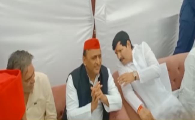 उनके पास हर सवाल का जवाब है तमंचा : अखिलेश यादव