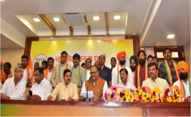 निकाय चुनाव से पहले सपा-कांग्रेस को झटका, पलक रावत व दिलप्रीत सिंह भाजपा में शामिल