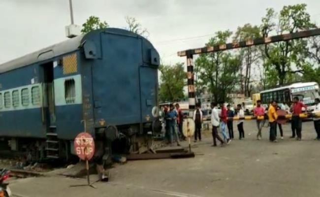 लातेहार के टोरी रेलवे क्रॉसिंग के पास पेट्रोलिंग ट्रेन बेपटरी, बड़ा हादसा टला