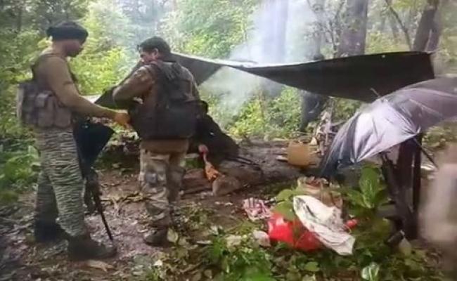 चाईबासा में सुरक्षाबलों ने नक्सलियों का कैंप ध्वस्त किया