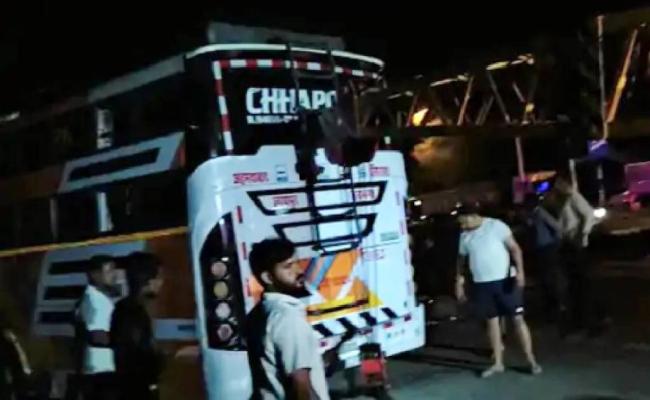 वीडियोकोच बस दीवार से भिड़ी, तीन यात्रियों की मौत-नौ जख्मीं