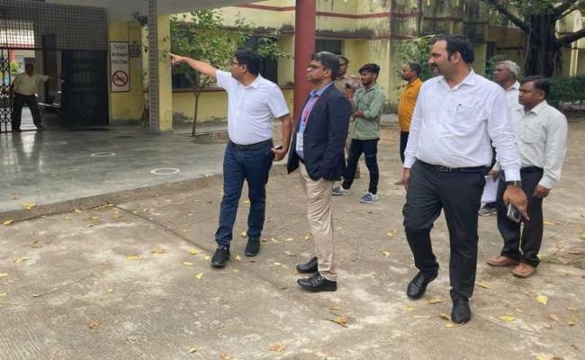 पोलिंग पार्टियों की तैयारियों का प्रेक्षक ने लिया जायजा
