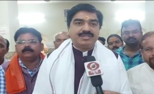 भाजपा के राष्ट्रीय प्रवक्ता प्रेम शुक्ल के साथ लोगों ने सुनी मोदी के मन की बात