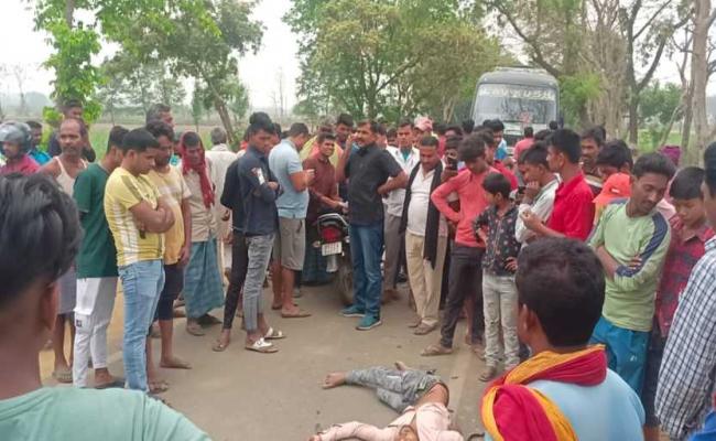 बस-बाइक की टक्कर में मां और बेटा की मौत