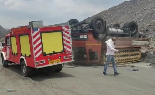 धनबाद के लोयाबाद में गैस सिलेंडर लदा ट्रक पलटा, रिसाव होने से मची भगदड़