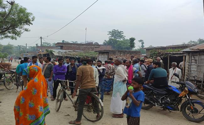 असामाजिक तत्वों ने दर्जनों फायर कर घर को नेस्तनाबूद कर लाखों की संपत्ति लूटी
