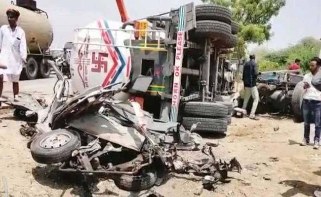 टायर फटने से बेकाबू टैंकर कार पर पलटा, 8 जायरीन की मौत