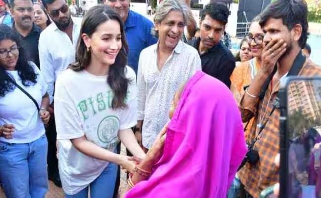 आलिया भट्ट ने की फोटोग्राफर की मां से शिकायत, वीडियो वायरल
