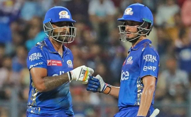 आईपीएलः सूर्यकुमार के तूफान में उड़ी आरसीबी, मुंबई इंडियंस ने 6 विकेट से जीता मैच