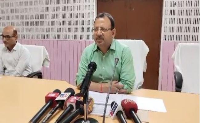 नगर निकाय चुनाव के लिए पोलिंग पार्टियां हुई मतदेय स्थलों के लिए रवाना।
