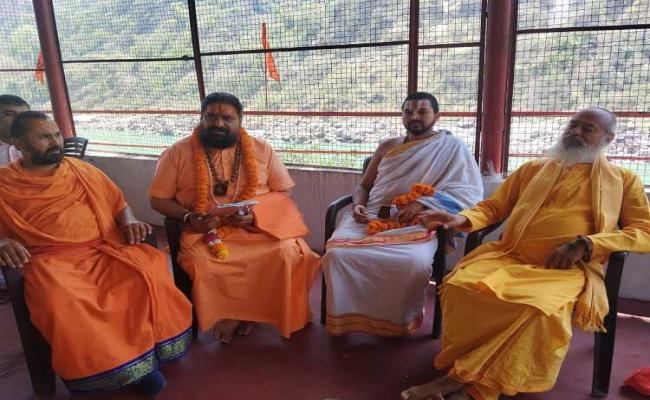 देवभूमि में बढ़ते लव जिहाद और लैंड जिहाद को लेकर संतों ने जताई चिंता