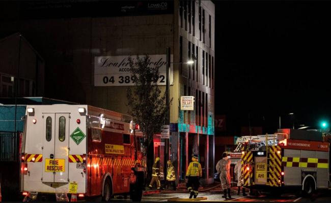 वेलिंग्टन के चारमंजिला लॉज में आग, 10 की मौत, 52 लोग फंसे