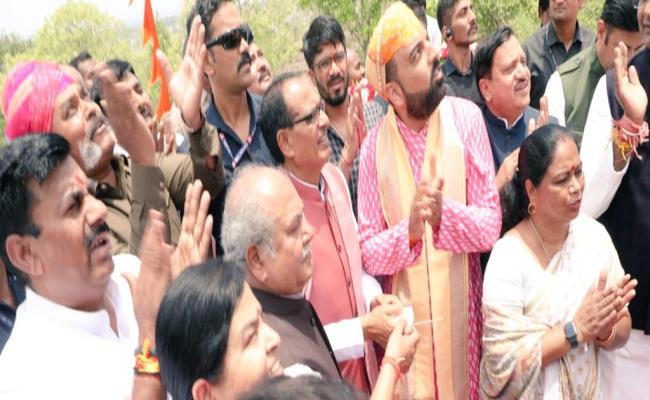 भोपालः मुख्यमंत्री शिवराज और केन्द्रीय मंत्री तोमर ने किया महारानी पद्मावती की प्रतिमा का अनावरण