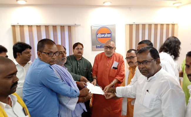 बिहार सरकार द्वारा अधिकार में किए गए कटौती को लेकर केंद्रीय मंत्री से मिला मुखिया संघ