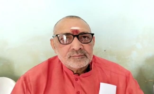 आतंकवादियों को संरक्षण देती है पीडीपी अध्यक्ष महबूबा मुफ्ती : गिरिराज सिंह