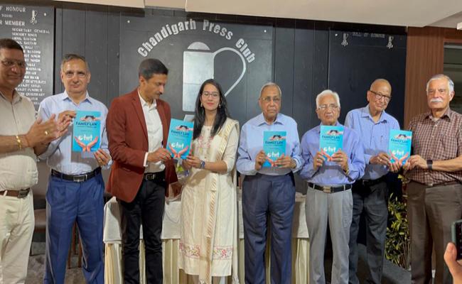 एलएलबी की छात्रा समृद्धि की हिंदू फैमिली लॉ पर लिखी पुस्तक का विमोचन