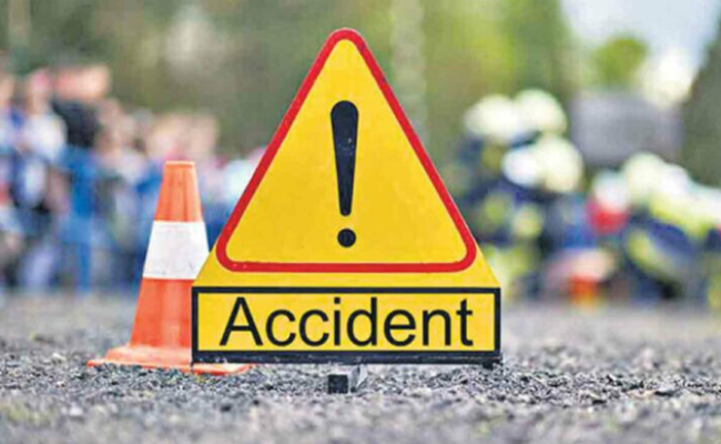 पैदल चल रहे तीन युवकों को ट्रक ने मारी टक्कर , एक की मौत, दो गंभीर