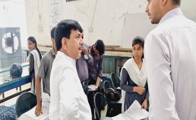 आईटीआई के निरीक्षण में प्रशिक्षुओं से मंत्री कपिलदेव ने की वार्ता