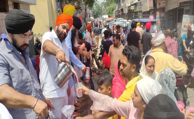 गुरु अर्जुन देव के शहीदी दिवस मुरादाबाद में जगह-जगह बांटा शर्बत