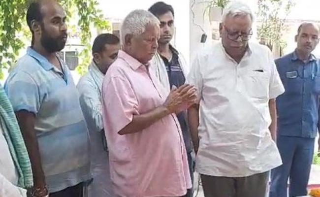लालू यादव ने राजद नेता की पत्नी विमला तिवारी को दी श्रद्धांजलि
