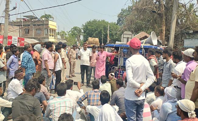 रेलवे प्रशासन के मनमानी रवैये को लेकर बारसोई में विरोध प्रदर्शन