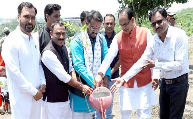 मुख्यमंत्री चौहान ने स्मार्ट उद्यान में इमली, अमरूद और जामुन के पौधे लगाए