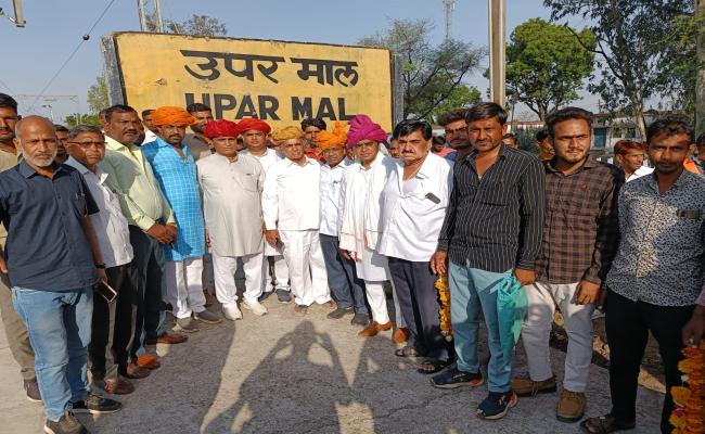 हल्दीघाटी एक्सप्रेस का ऊपरमाल स्टेशन पर सांसद ने स्वागत किया