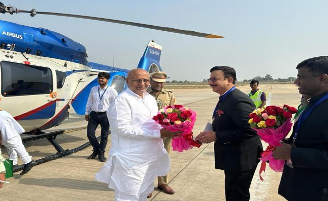 राष्ट्रपति मुर्मू की अगवानी के लिए राज्यपाल देवघर एयरपोर्ट पहुंचे