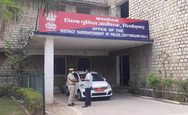 आगे चल रहे वाहन में घुसी ब्रेजा कार, दंपति की मौत, दो पुत्रियां और एक पुत्र घायल