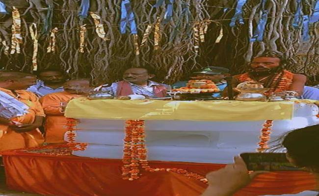 आस्था के सैलाब के मध्य बर्फ की सिल्लियों पर विराजमान होकर अशोकानंद महाराज ने की साधना