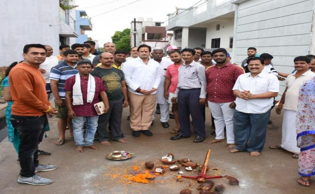 बाल गंगाधर तिलक वार्ड 18 में सड़क डामरीकरण कार्य का भूमिपूजन