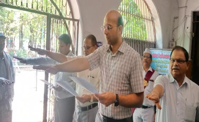 झीरम नक्सल हिंसा के बलिदानियों को रायपुर कलेक्टोरेट कार्यालय में दी गई श्रद्धांजलि