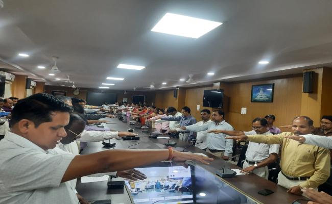 बलौदाबाजार : झीरम श्रद्धांजलि दिवस पर अधिकारी-कर्मचारियों ने ली शपथ