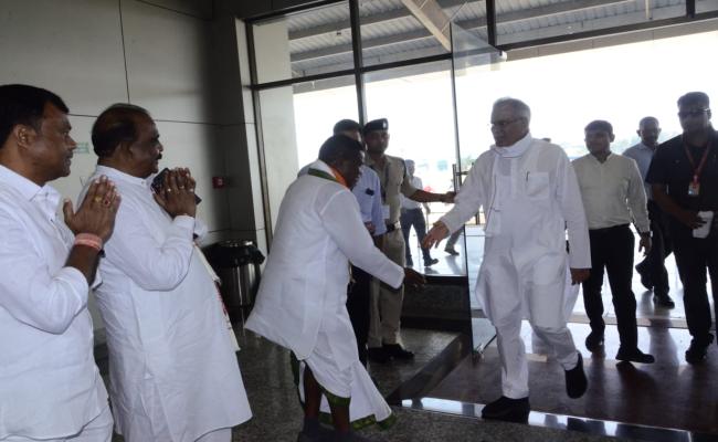 जगदलपुर : मुख्यमंत्री झीरम शहादत दिवस श्रद्धांजलि सभा में शामिल होने जगदलपुर पहुंचे