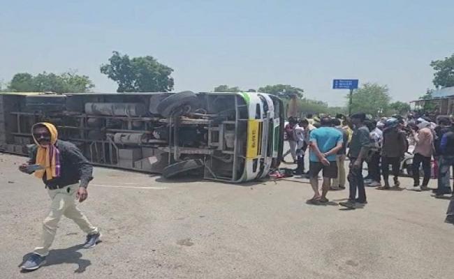 कोरबा: यात्रियों से भरी तेज रफ्तार बस पलटी, एक दर्जन से अधिक घायल, तीन की हालत गंभीर
