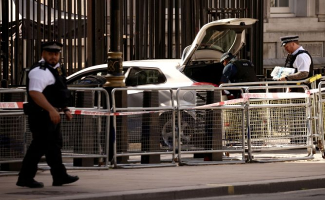 ब्रिटिश प्रधानमंत्री ऋषि सुनक के आधिकारिक निवास के गेट से टकराई कार, चालक गिरफ्तार