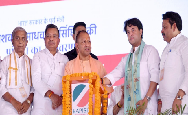 मुख्यमंत्री योगी और केंद्रीय मंत्री ज्योतिरादित्य सिंधिया ने माधवराव सिंधिया की मूर्ति का अनावरण किया