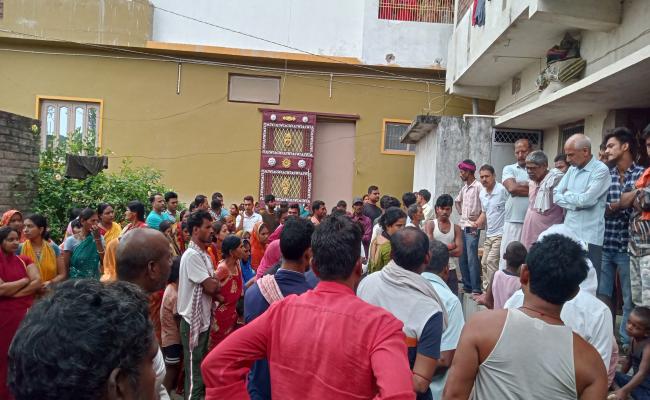 कमरे में फंदे से लटकी मिली महिला की लाश, शरीर पर कई जगह हैं निशान