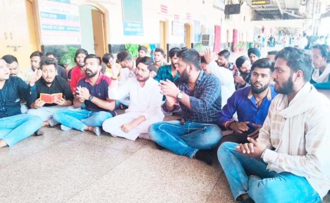 रायपुर : भाजपा नेताओं की सदबुद्धि के लिए एनएसयूआई ने किया हनुमान चालीसा का पाठ