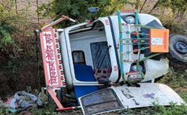सागरः लोडिंग वाहन अनियंत्रित होकर पलटा, दो महिलाओं की मौत, 23 घायल