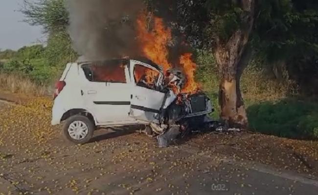 हरदा: पेड़ से टकराई कार 5 जिंदा जले