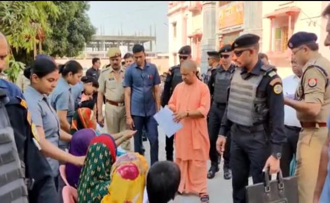 जनता दर्शन : मुख्यमंत्री योगी ने सुनी 500 फरियादियों की समस्या