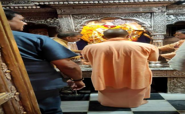 मुख्यमंत्री ने बाबा विश्वनाथ के दरबार में लगाई हाजिरी