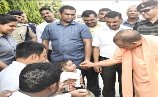 जनता दर्शन : सीएम योगी ने सुनी 300 फरियादियों की समस्या