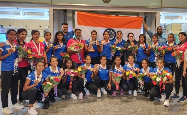 भारतीय जूनियर महिला हॉकी टीम का बेंगलुरू हवाई अड्डे पर हुआ जोरदार स्वागत