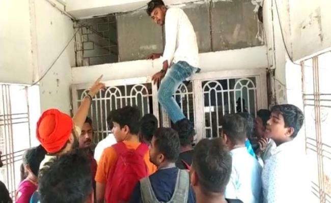 टीएमबीयू में छात्रों का हंगामा, परीक्षा विभाग के मुख्य द्वार का तोड़ा ताला