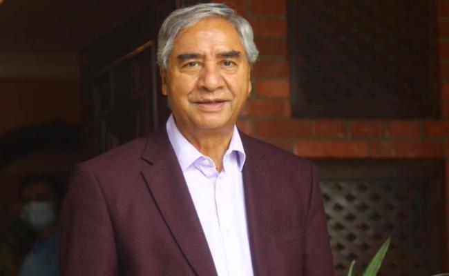 नेपाल के पूर्व प्रधानमंत्री देउबा इलाज के लिए पहुंचे सिंगापुर