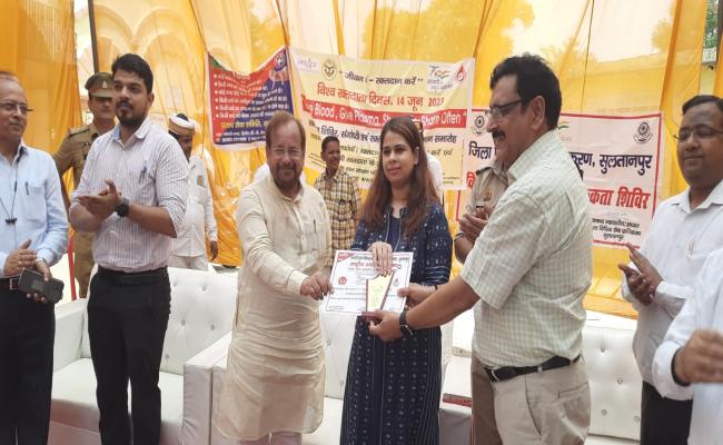 जिलाधिकारी ने समाज सेवियों एवं रक्त दाताओं को किया सम्मानित