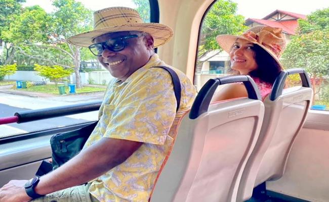 आशीष विद्यार्थी ने पहली बार शेयर की दूसरी पत्नी के साथ तस्वीर